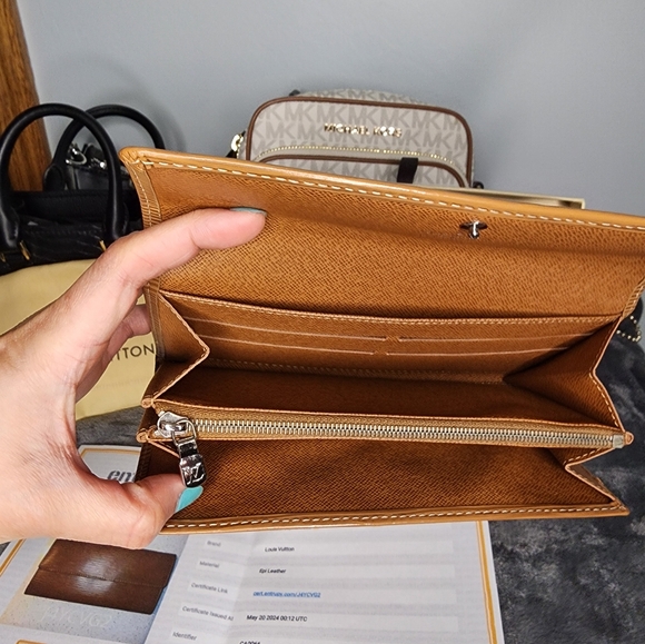 LV wallet Epi Leather - Picture 5 of 7